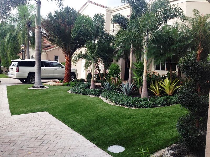 Artificial_grass_in_the_front_yard